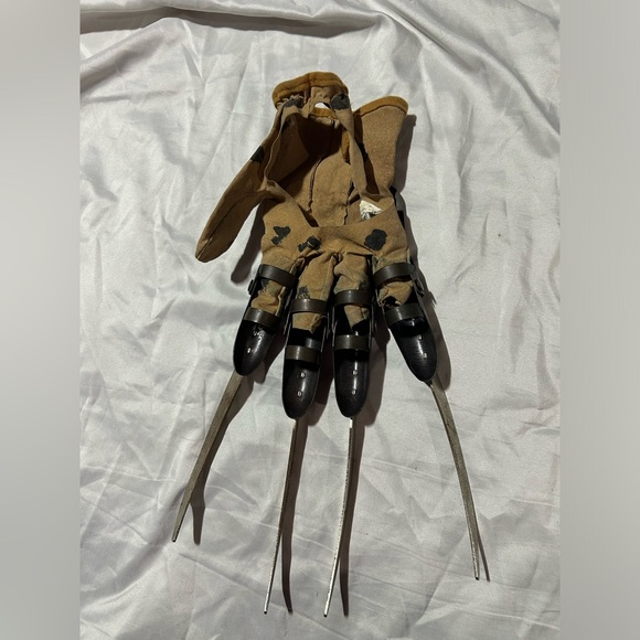 REAL METAL Freddy Krueger Claw - Picture 5 of 6
